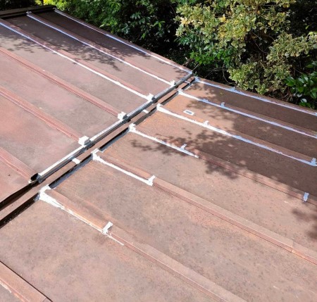 瓦棒葺きトタン屋根　落ち葉清掃と雨漏り修理